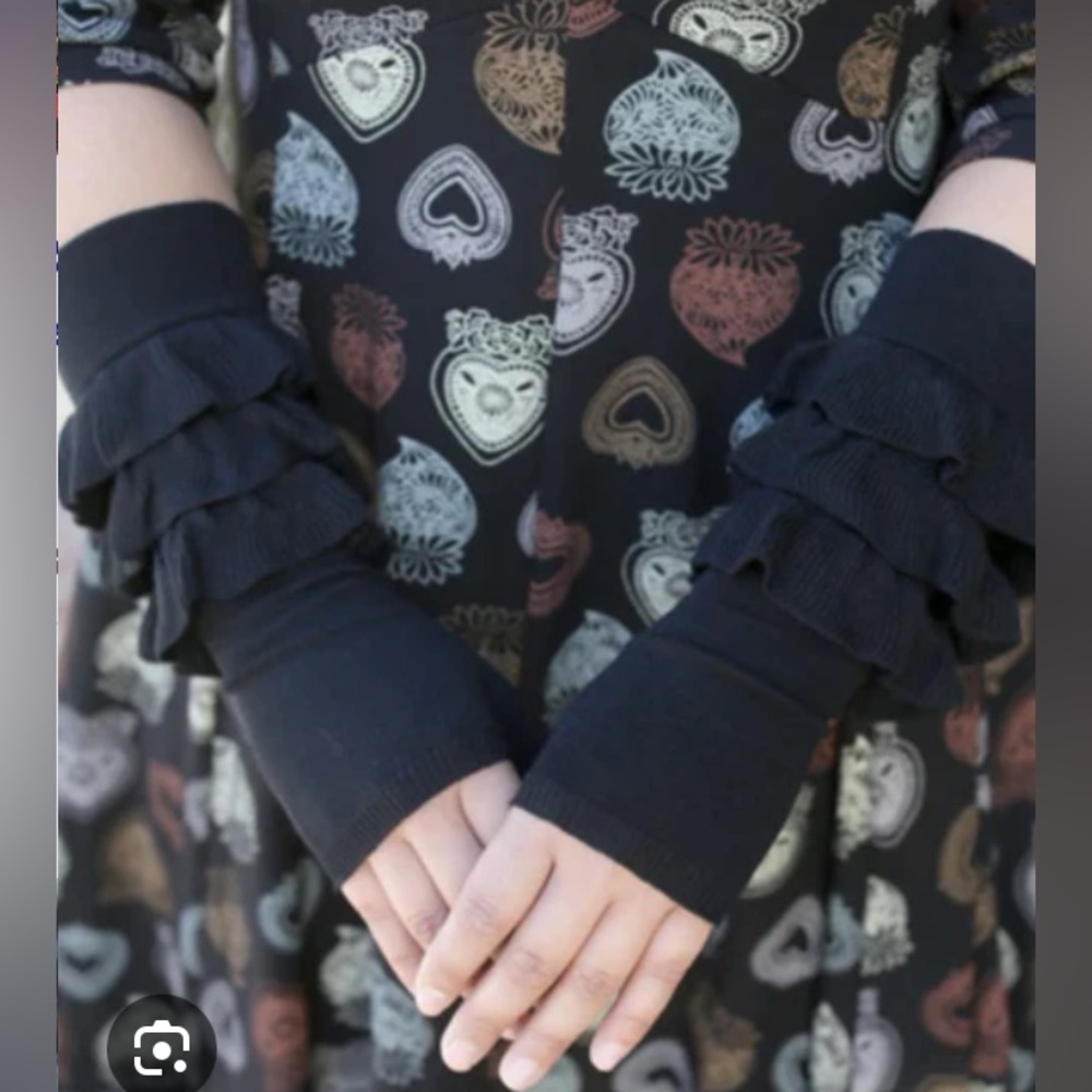 Elegant Black Ruffled Women's Gloves